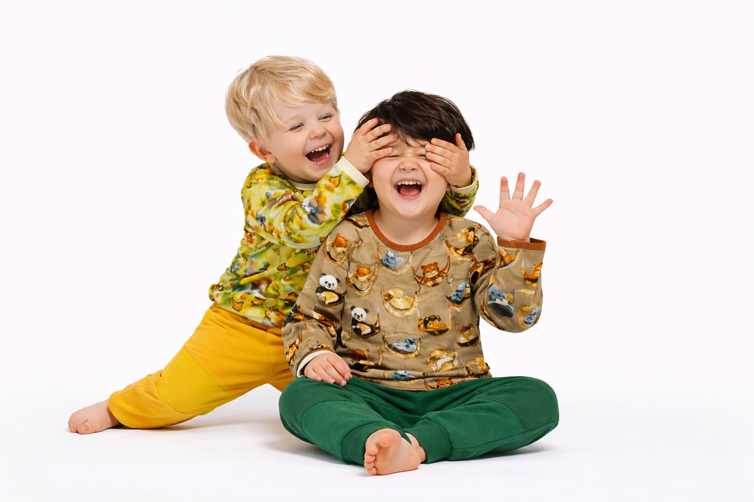 kestävät lasten housut leikkivillä lapsilla – kotimaiset lastenvaatteet 